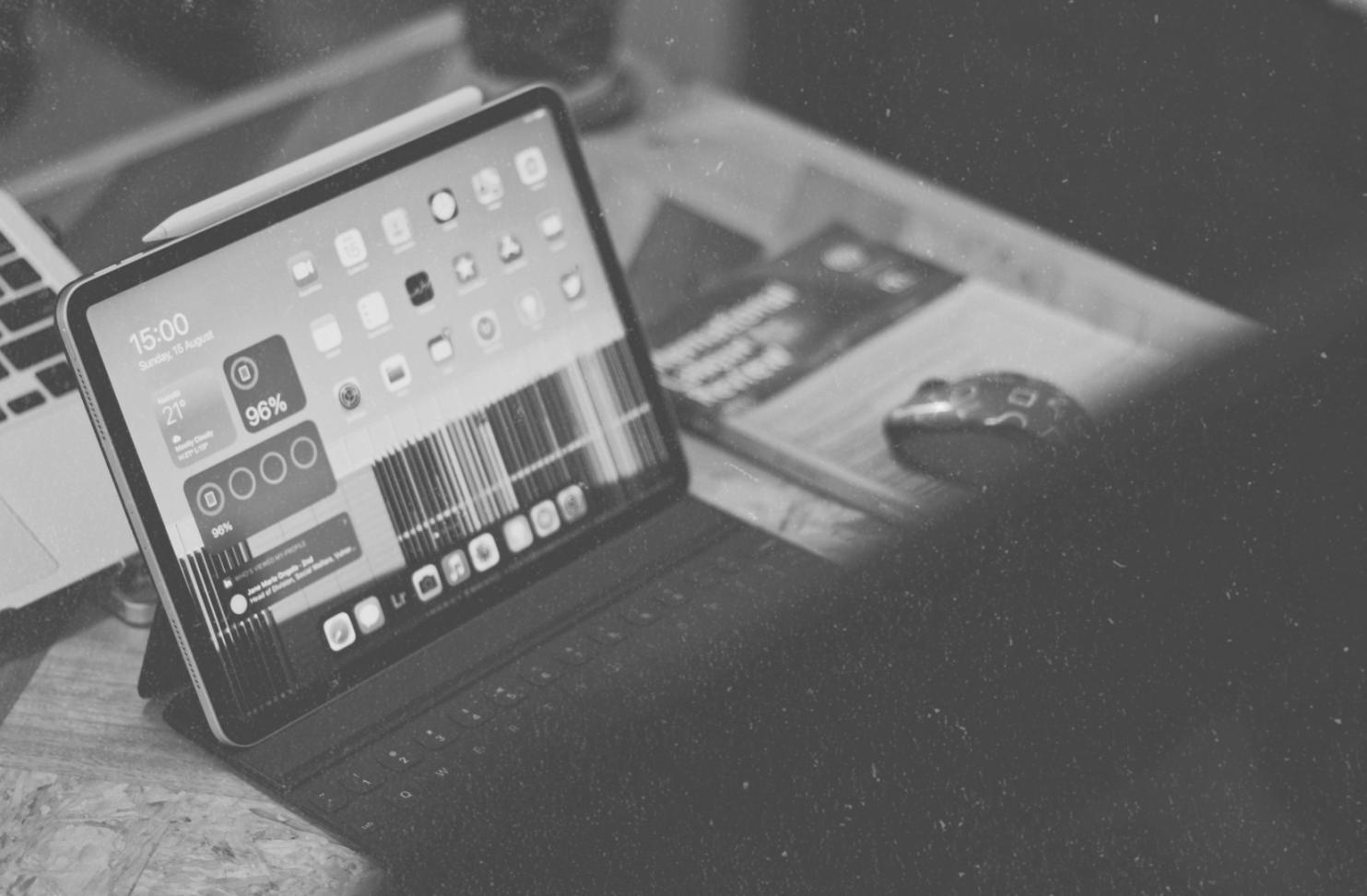 Analyse de documents financiers sur bureau avec calculatrice et graphiques